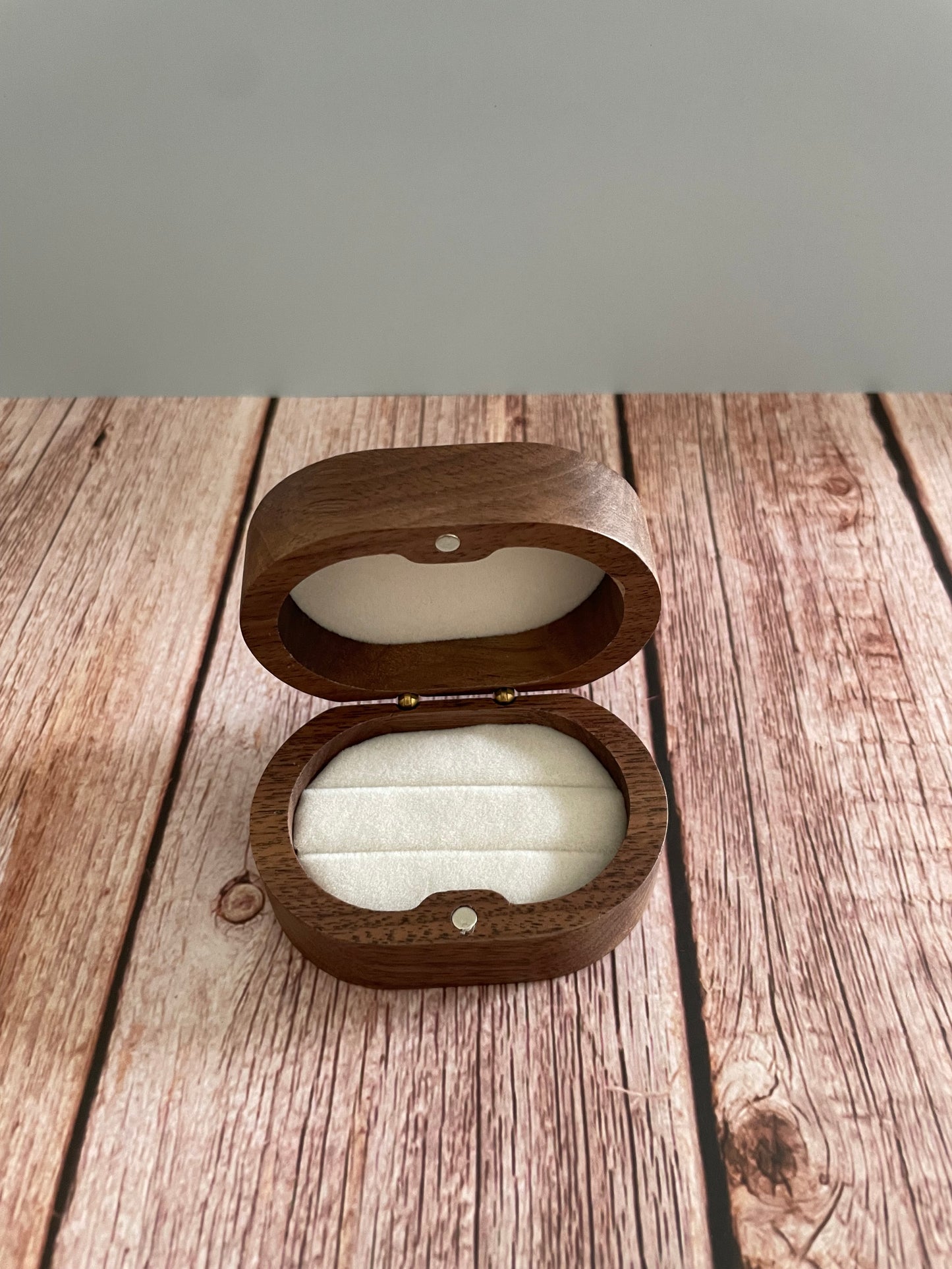 💍 Engraved Black Walnut Oval Ring Box – “Mr & Mrs” Design