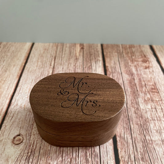 💍 Engraved Black Walnut Oval Ring Box – “Mr & Mrs” Design