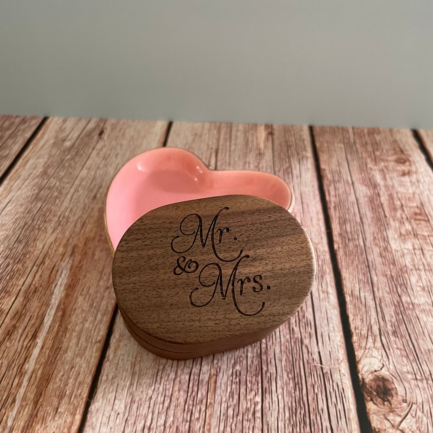 💍 Engraved Black Walnut Oval Ring Box – “Mr & Mrs” Design